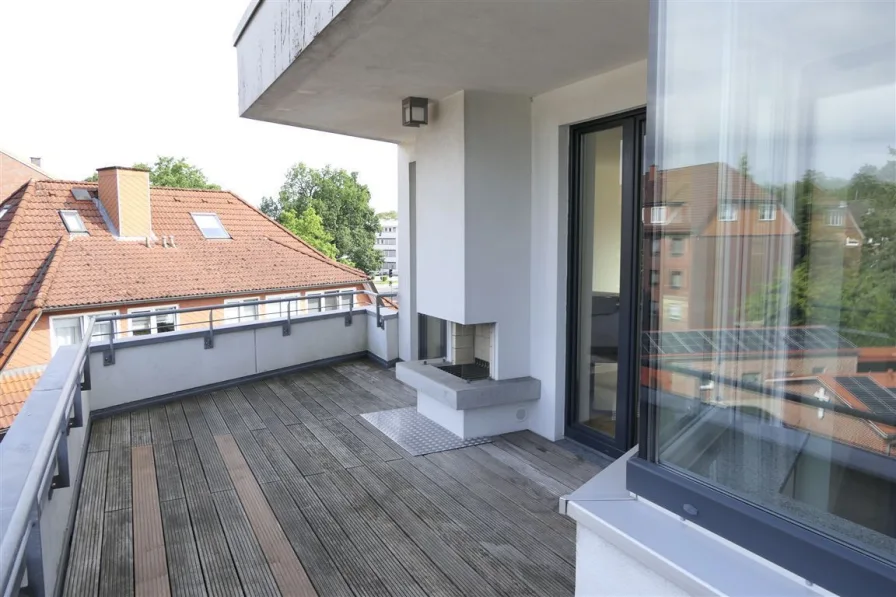 Großzügige Terrasse mit Außenkamin - Wohnung mieten in Buchholz - ***BUCHHOLZ-ZENTRUM***PENTHOUSEWOHNUNG MIT TG-STELLPLATZ UND AUSSENKAMIN***