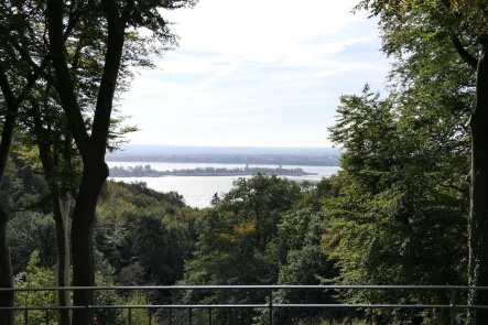 Elbblick aus dem Wohnzimmer - Wohnung mieten in Hamburg - ***HAMBURG-BLANKENESE, TRAUMHAFTE MAISONETTEWOHNUNG MIT ELBBLICK ZU VERMIETEN***