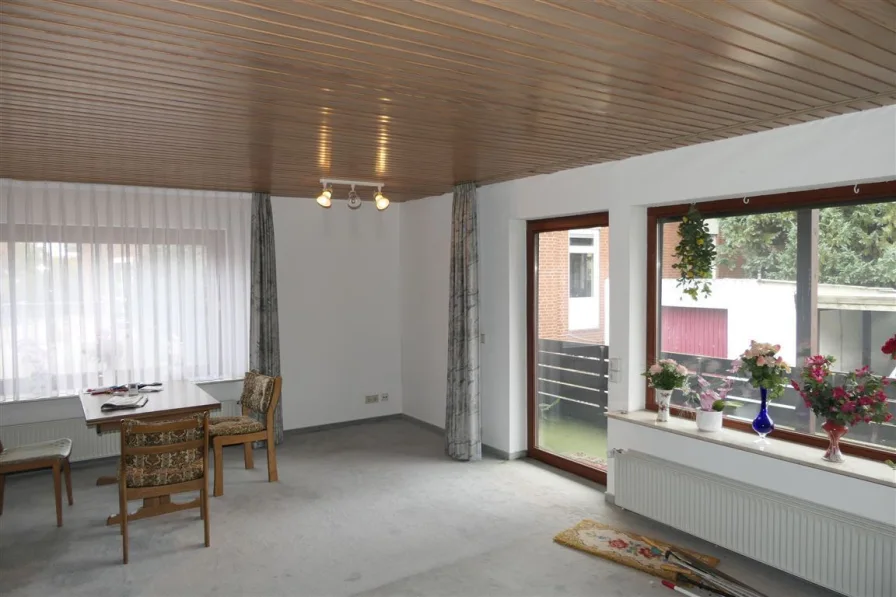 Wohnzimmer mit Balkon im EG