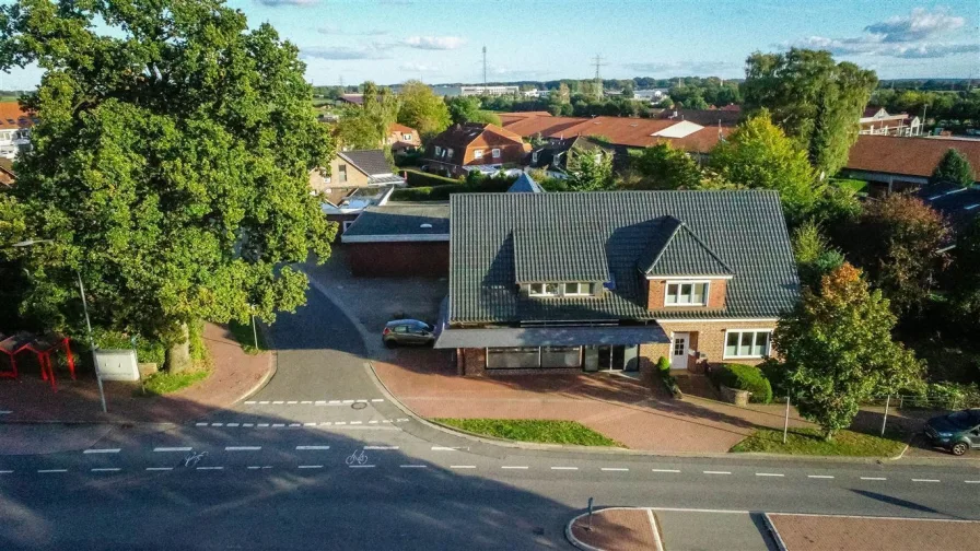 Drohnen-Ansicht - Zinshaus/Renditeobjekt kaufen in Rosengarten , Kr Harburg - ***ROSENGARTEN-NENNDORF***TOP WOHN- UND GESCHÄFTSHAUS ZU VERKAUFEN***