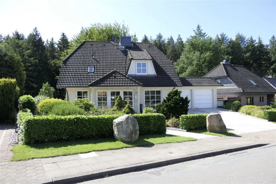 Straßenansicht - Haus kaufen in Rosengarten , Kr Harburg - ***BESONDERES EINFAMILIENHAUS MIT DOPPELGARAGE UND TRAUM GRUNDSTÜCK IN ROSENGARTEN ALVESEN***