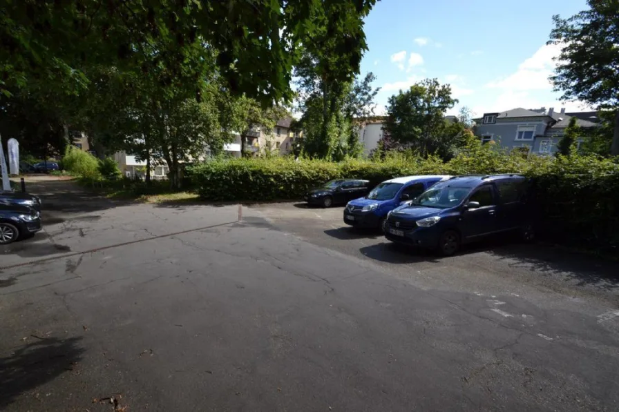 Parkplatz vor dem Büro