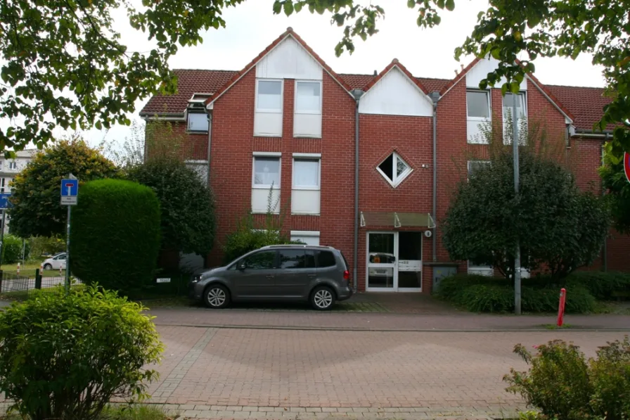 Titelbild - Wohnung kaufen in Laatzen - Barrierefreie Traumwohnung mit Garten, Garage und Stellplatz ... !!!