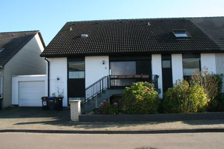 Aussenansicht-002 - Haus kaufen in Burgwedel / Großburgwedel - Großzügiges Wohnen In Dörflicher Umgebung ... !!!