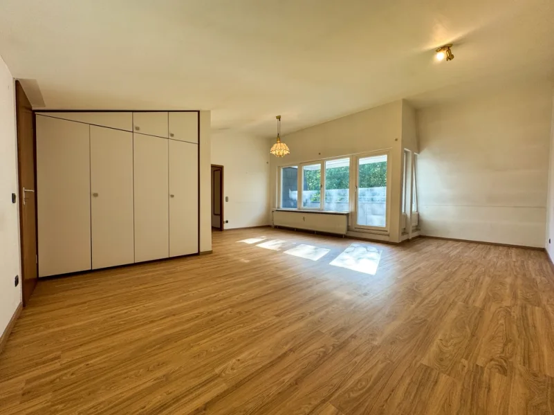  - Wohnung mieten in Laatzen - Großzügige 1-Zimmer-Wohnung mit beeindruckender Deckenhöhe, Loggia und Garage!