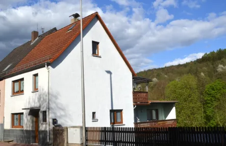 Ansicht - Haus kaufen in Heimbuchenthal - Einfamilienhaus mit 2 Garagen und Garten
