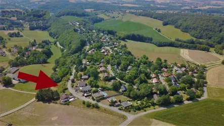 Extertal Luftbild mit Pfeil - Grundstück kaufen in Extertal - Grundstück mit Baugenehmigung für wunderschönes Ferienhaus im Extertal