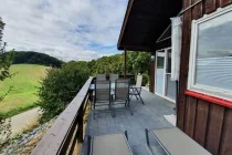 Terrasse mit Blick über Felder und Wiesen