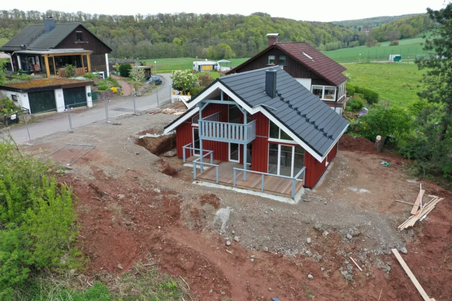 Blick auf das Haus Stand 20.04.2024 - Haus kaufen in Extertal - Ausbauhaus - Wunderschönes Ferienhaus im Extertal