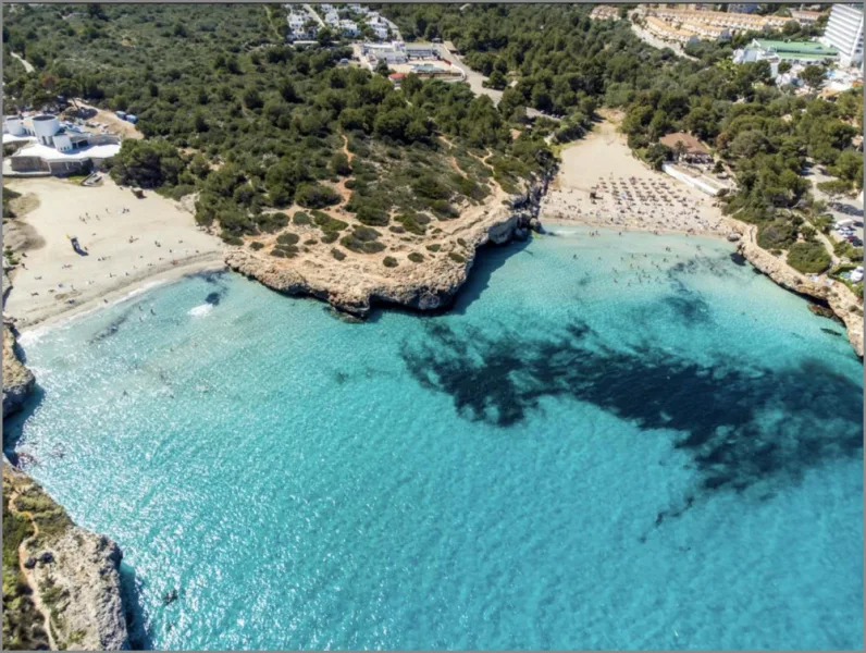 Luftaufnahme - Gastgewerbe/Hotel kaufen in Porto Colom - 3* Apartmentkomplex direkt am Meer an der Ostküste Mallorcas mit 114 Einheiten, 100 m zum Strand