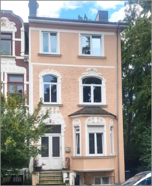 Vorderansicht-1 - Haus kaufen in Bremen - Walle -  Schönes 4 Parteien-Reihenendhaus , ruhige Lage, 3 Balkone, 1 Hof, voll vermietet