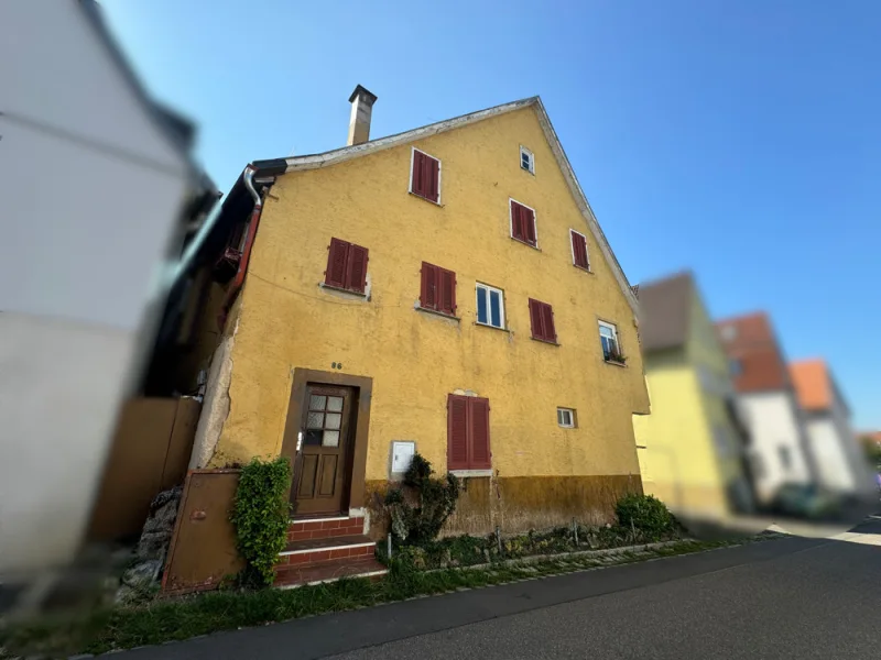 Außenansicht - Haus kaufen in Stuttgart - Das perfekte Projekt für Handwerker!