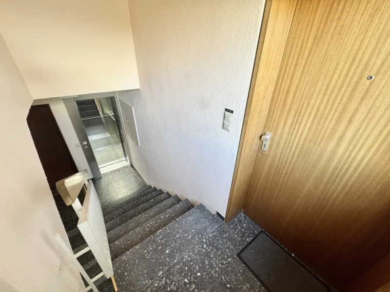 Aufzug / Treppe zur Wohnung