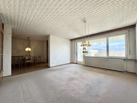 Wohnzimmer - Wohnung kaufen in Stuttgart Degerloch / Hoffeld - Charmante 3,5-Zimmer-Wohnung mit Weitblick!