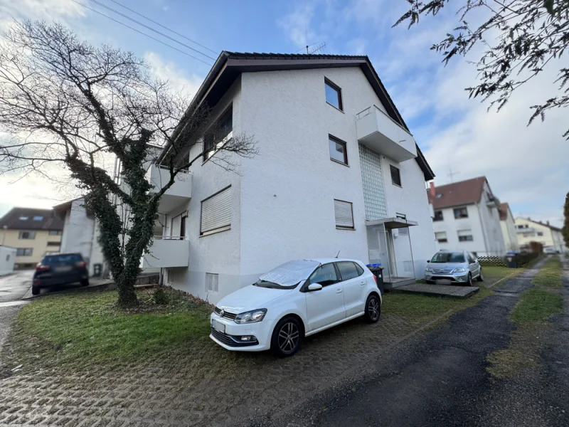 Außenansicht / Stellplatz im Freien (weißes Haus)