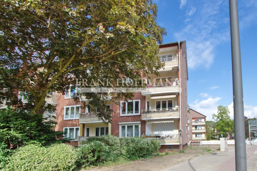 Straßenansicht - Wohnung kaufen in Hamburg - Kapitalanlage - Vermietete 3-Zimmer-Wohnung mit Loggia in Hamburg-Ohlsdorf!