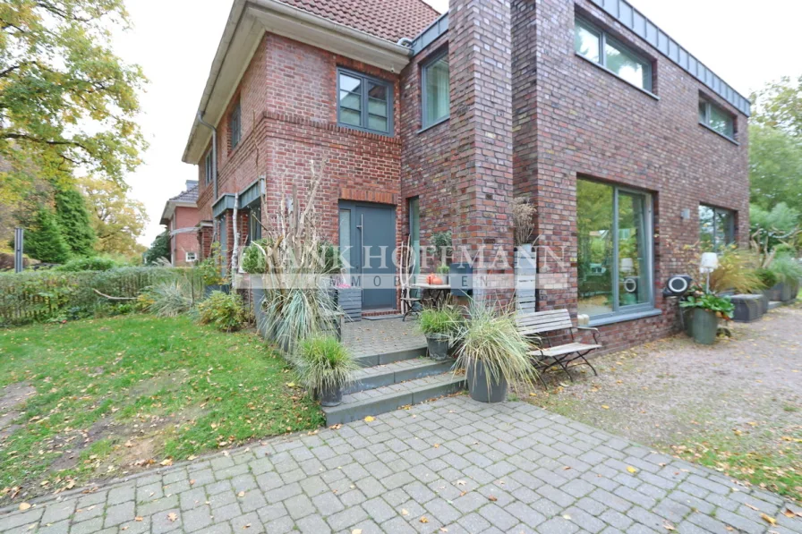 Blick auf die Immobilie - Haus kaufen in Hamburg - Kapitalanlage - Klassische, vermietete  Doppelhaushälfte mit großem Anbau in Hamburg-Volksdorf