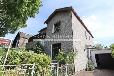 Hausansicht vorne - Haus kaufen in Hamburg - Für bis zu 2 Familien - Tolles Familienhaus mit hohen Decken und Garage in Hamburg-Bramfeld