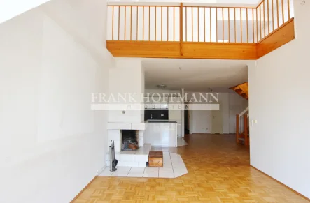 Blick zur Küche und dem Eigangsbereich - Wohnung kaufen in Hamburg - Ganz oben wohnt es sich besonders gut! Maisonette-Wohnung in Hamburg-Bahrenfeld