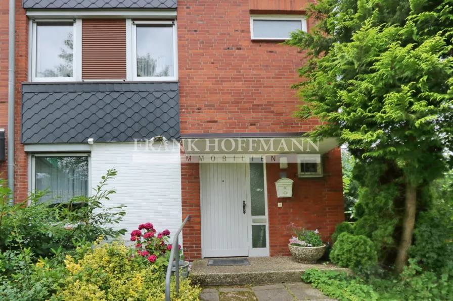 Hausansicht vorn - Haus kaufen in Bargteheide - Reihenendhaus mit großem Garten und Carport in Bargteheide