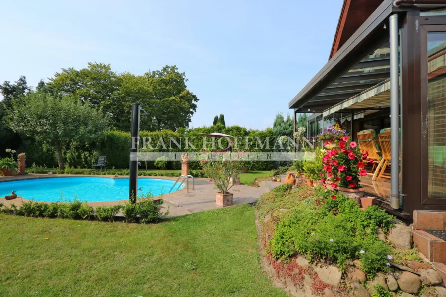 Terrasse mit Poolblick - Haus kaufen in Hamburg - Urlaub im eigenen Garten - Großes gepflegtes Haus mit Schwimmingpool in Hamburg-Jenfeld