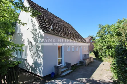 Vorderansicht - Haus mieten in Norderstedt - Geräumiges & modern gestaltetes Einfamilienhaus in Norderstedt-Garstedt