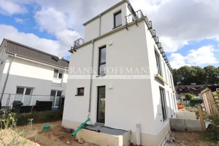 Rückansicht - Wohnung mieten in Hamburg - ERSTBEZUG - Moderne 3-Zimmer-Maisonettewohnung mit Terrasse in Hamburg-Bramfeld