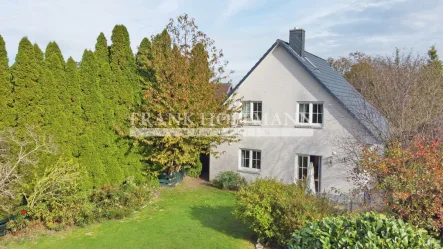 KEYBILD_Drohne_Hausrückseite - Haus kaufen in Hamburg - Wohlfühlen im gepflegten Einfamilienhaus mit sonnigem Garten und Carport in Hamburg-Bramfeld