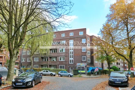 Straßenansicht - Wohnung kaufen in Hamburg - Gemütliche 2-Zimmer-Wohnung im Dachgeschoss in Hamburg-Barmbek-Nord