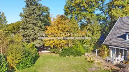 Seitlicher Gartenblick - Haus kaufen in Hamburg - Zweifamilienhaus auf großem Baugrundstück in Top-Lage von Hamburg-Wellingsbüttel