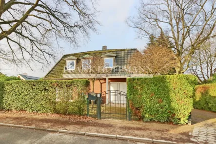 Straßenansicht - Haus kaufen in Hamburg - Tolles Einfamilienhaus mit Garage in Hamburg-Sasel