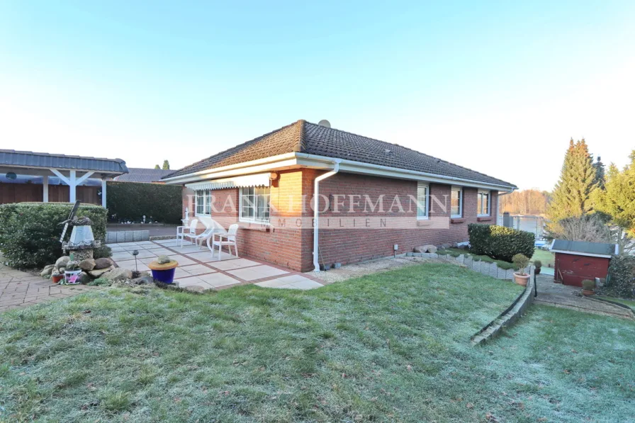 Hausansicht (2) - Haus kaufen in Güster - Mit Blick auf den Prüßsee! Gepflegter Bungalow mit Carport und Lift in Güster