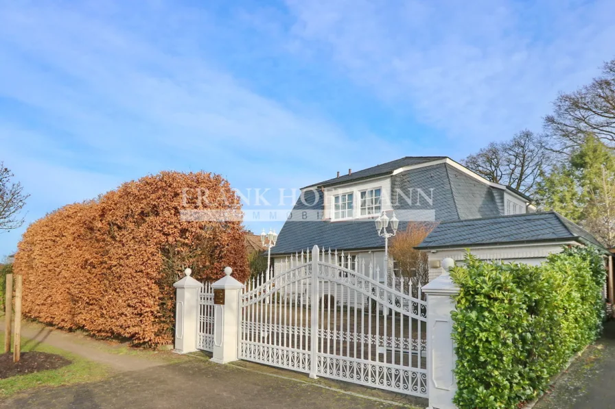 Straßenansicht - Haus kaufen in Hamburg - Stilvolle Villa mit großem Garten und Garage in Hamburg-Volksdorf