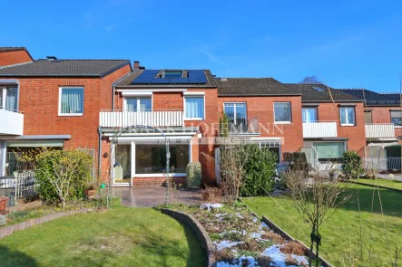 KEYBILD_Rückansicht - Haus kaufen in Hamburg - Großes Reihenmittelhaus mit Photovoltaik und Garage in Hamburg-Bergstedt