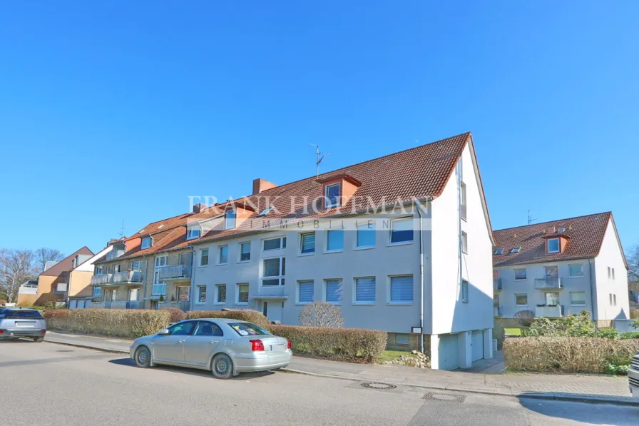 KEYBILD_Straßenansicht - Wohnung kaufen in Hamburg - Gemütliche Dachgeschoss-Wohnung mit Garage in Hamburg-Bramfeld