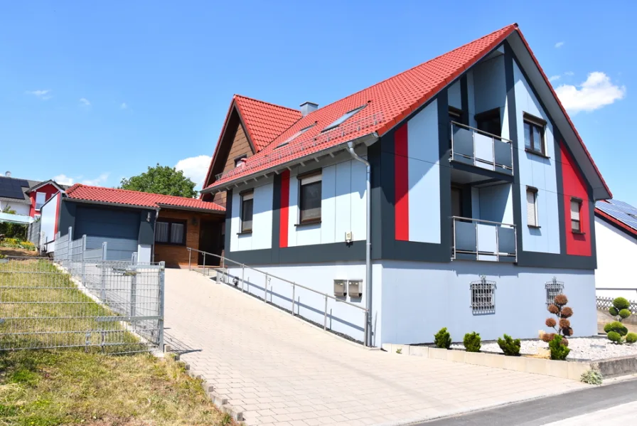 Ansicht - Haus kaufen in Jettingen / Oberjettingen - *Ein großes Wohnhaus mit vielen Möglichkeiten inkl. Halle für Autos od. Hobbies, 3 Garagen*Jettingen*