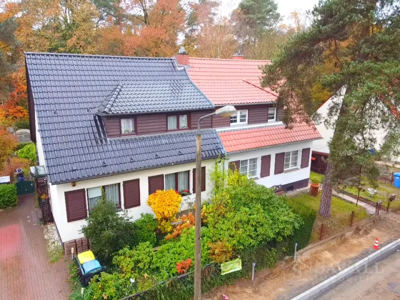 Luftaufnahme - Haus kaufen in Kleinmachnow - Renovierungsbedürftige Doppelhaushälfte in der Sommerfeldsiedlung von Kleinmachnow