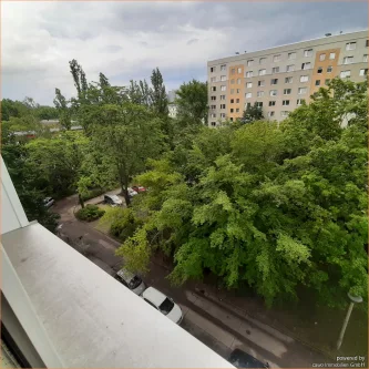 Blick aus dem Küchenfenster - Wohnung kaufen in Berlin - Helle und schön geschnittene 2-Raum-Wohnung in Lichtenberg zu verkaufen. Die Wohnung ist bezugsfrei