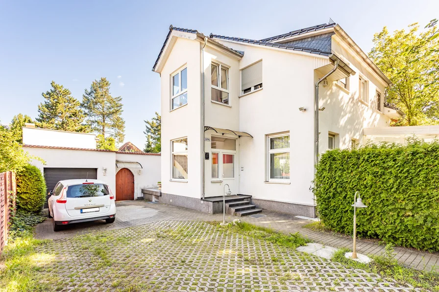 Haupthaus  - Haus kaufen in Berlin - Zeitloses Wohnen im historischen Charme: Exklusives Zweifamilienhaus mit traumhaftem Garten