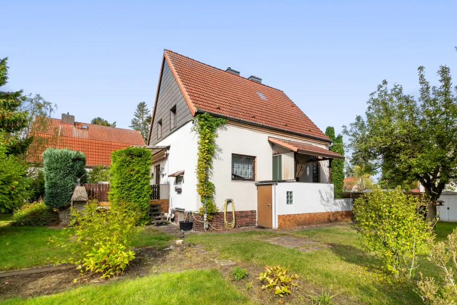 Hausansicht - Haus kaufen in Berlin - Verborgene Perle in Berlin-Buckow: Hammergrundstück in ruhiger Lage