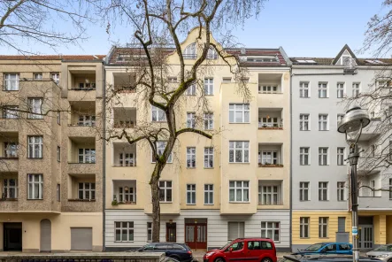 Ansicht Haus  - Wohnung kaufen in Berlin - Zeitlos schön, überraschend grün – Altbau mit Garten in Charlottenburg