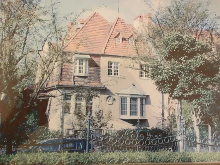 Hausansicht - Haus kaufen in Berlin - Ensemble-Denkmalgeschützte Landhaus-Villa in ruhiger bevorzugter Wohn-Lage mit großem Garten