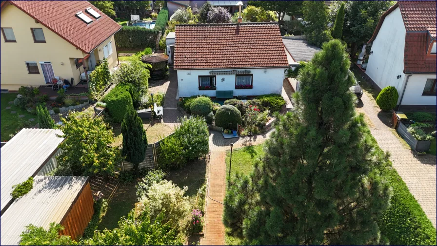 Grundstück mit Haus - Grundstück kaufen in Berlin - Baugrundstück mit kleinem Bungalow: Option für 1-2 Neubauten in attraktiver Lage