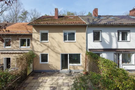 Gartenansicht - Haus kaufen in Berlin - Reihenhaus nahe Bahnhof Wannsee-Nikolassee +sanierungsbedürftig und real geteilt mit Garage+