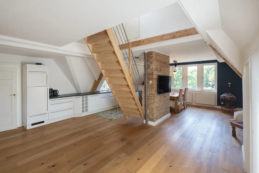 Dachgeschosswohnung mit Treppe zur Gaube