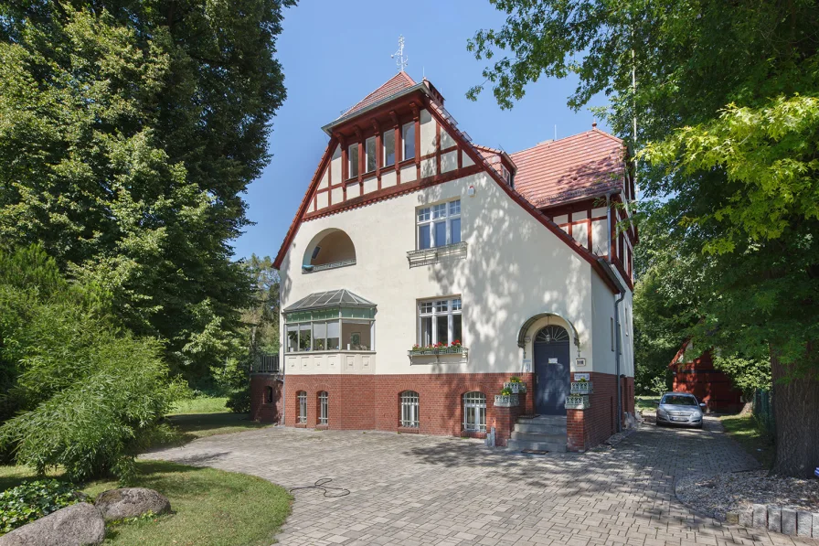 Hauszufahrt - Haus kaufen in Blankenfelde-Mahlow - Exklusive Altbauvilla mit Gewerbefläche auf 1.647 m² Grundstück mit Baureserve