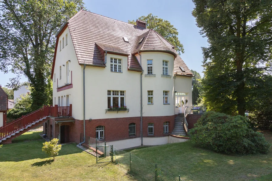 Objektansicht - Haus kaufen in Blankenfelde-Mahlow - Exklusive Altbauvilla auf 1.647 m² mit Baureserve und Gewerbefläche im Souterrain