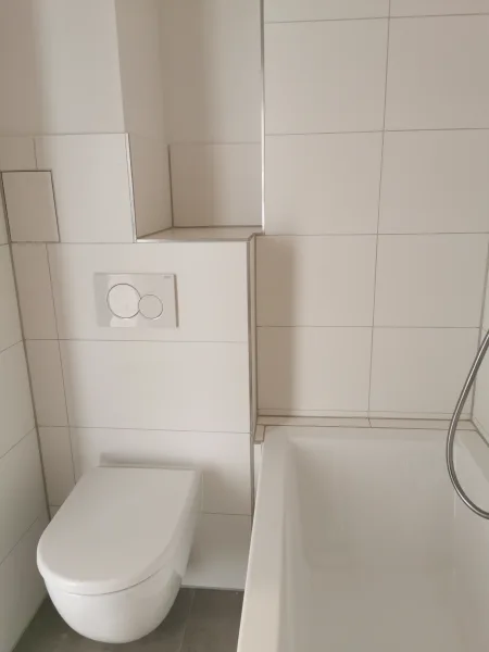 Wandhängendes WC und Badewanne