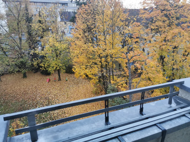 Blick in den Innenhof - Wohnung kaufen in Berlin - City-Apartment mit Balkon zum ruhigen Innenhof: Erstbezug nach Modernisierung