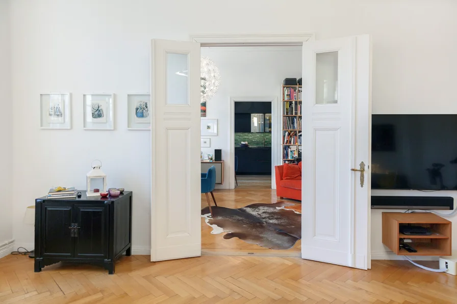 Zimmerflucht - Wohnung kaufen in Berlin - Großartige Stadtwohnung: 4 Zimmer, Warendorf-Küche, Parkett, Balkon und Loggia unweit KaDeWe